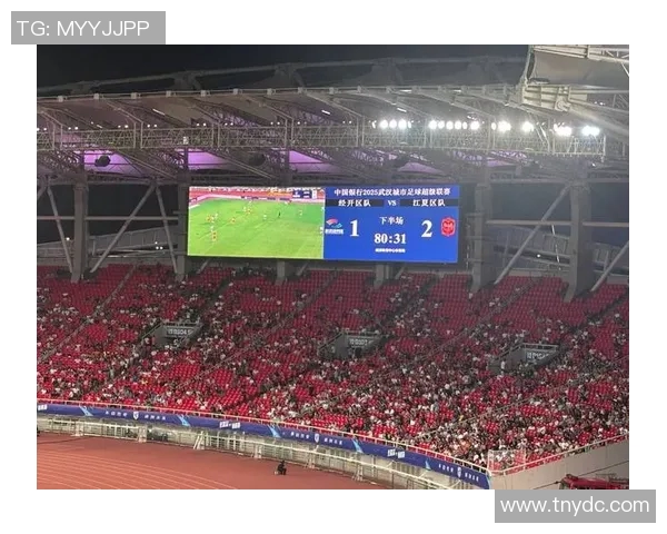 全场观众热情追逐足球明星在比赛中遭遇疯狂围攻的精彩瞬间 全场观众热情追逐足球明星在比赛中遭遇疯狂围攻的精彩瞬间