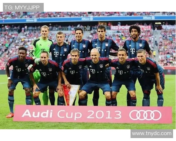 合照中的足球明星是谁揭秘他们背后的故事与成就 合照中的足球明星是谁揭秘他们背后的故事与成就